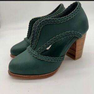Elf Spirit Walker handmade Leather heels green size 9.5